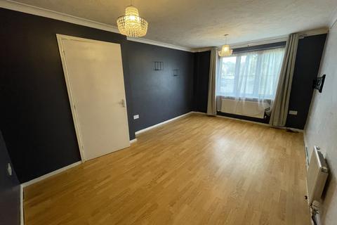 3 bedroom house to rent, Coles Avenue, Leadenhall, MK6