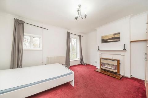 2 bedroom flat for sale, Frensham Drive, London SW15