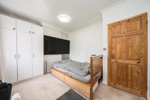 2 bedroom flat for sale, Frensham Drive, London SW15