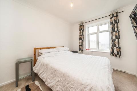 2 bedroom flat for sale, Frensham Drive, London SW15