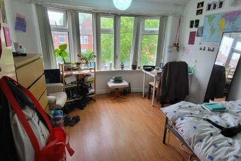 4 bedroom semi-detached house to rent, 18 Brentbridge Road