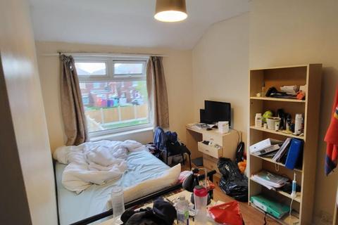 4 bedroom semi-detached house to rent, 18 Brentbridge Road