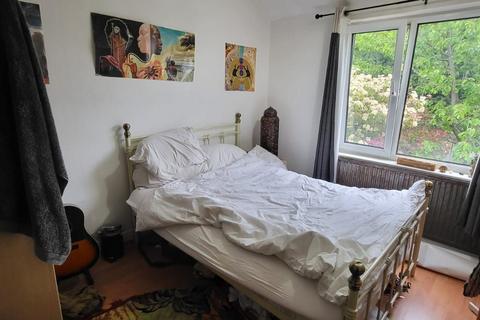 4 bedroom semi-detached house to rent, 18 Brentbridge Road