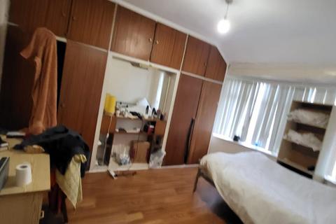 4 bedroom semi-detached house to rent, 18 Brentbridge Road