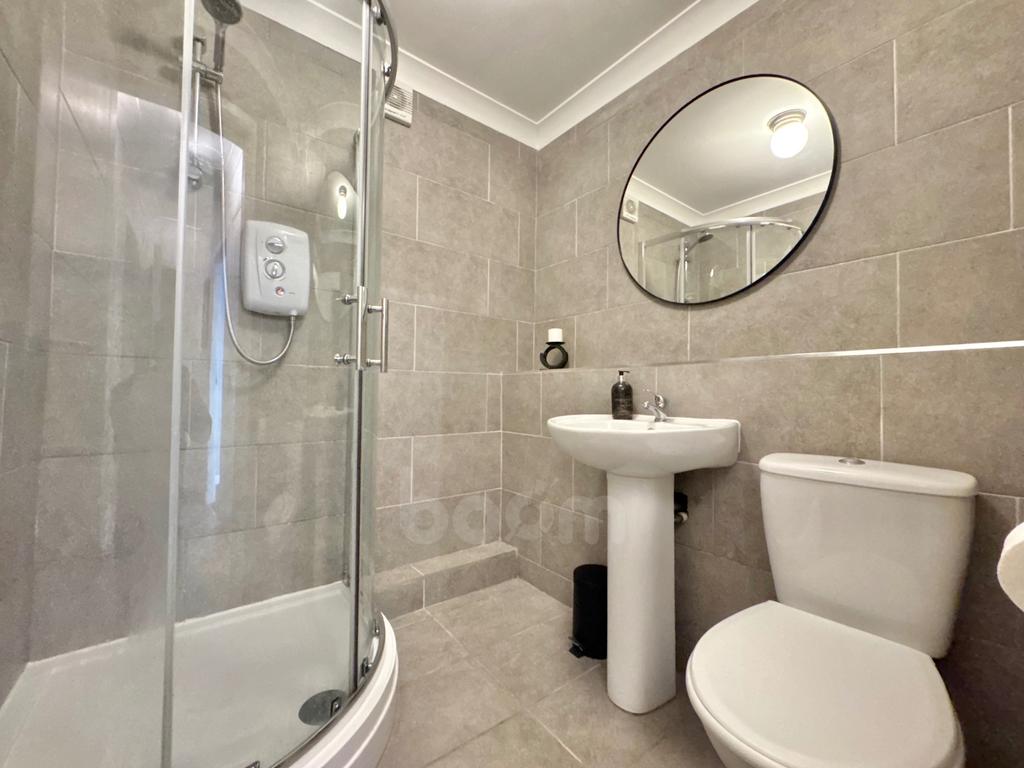 Main Street, Glengarnock  shower room photo