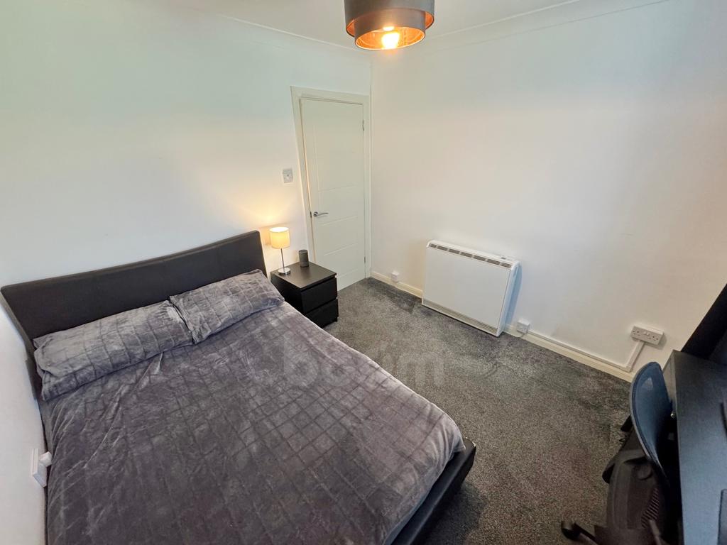 Main Street, Glengarnock bedroom photo