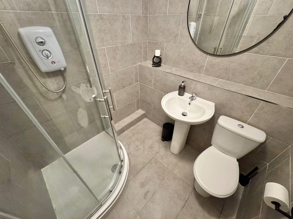 Main Street, Glengarnock  shower room
