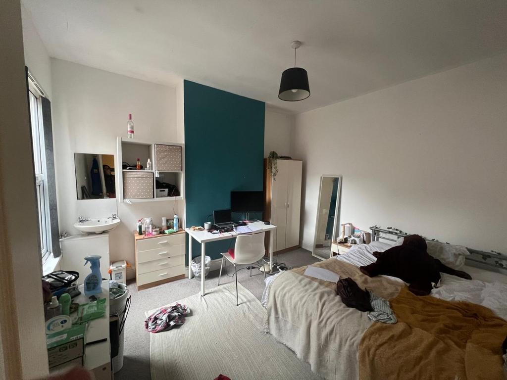 Bright double bedroom with desk and storage...