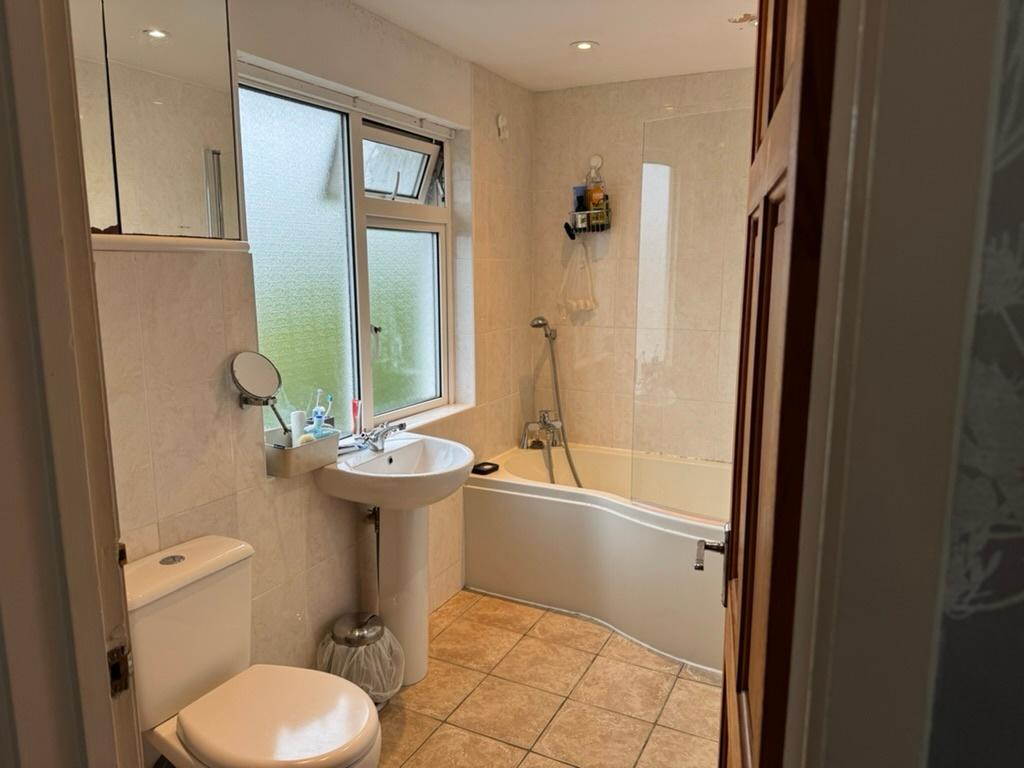 Bright, well-kept bathroom with a modern P-shap...