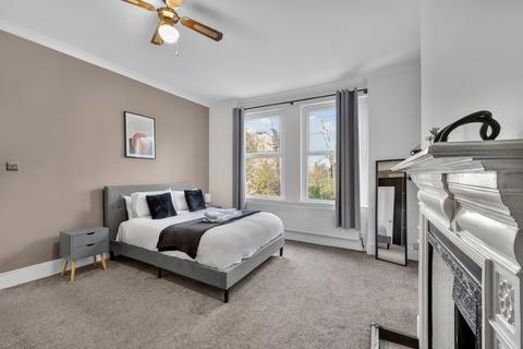 2 bedroom flat to rent, Park Road North, London