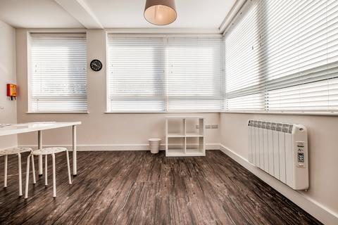2 bedroom flat to rent, Skyline Apartments, 1 The Causeway, Worthing, BN12