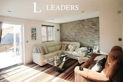 3 bedroom semi-detached house to rent, Apprentice Drive, CO4