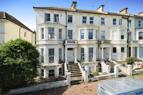 2 bedroom flat to rent, Upperton Gardens, EASTBOURNE