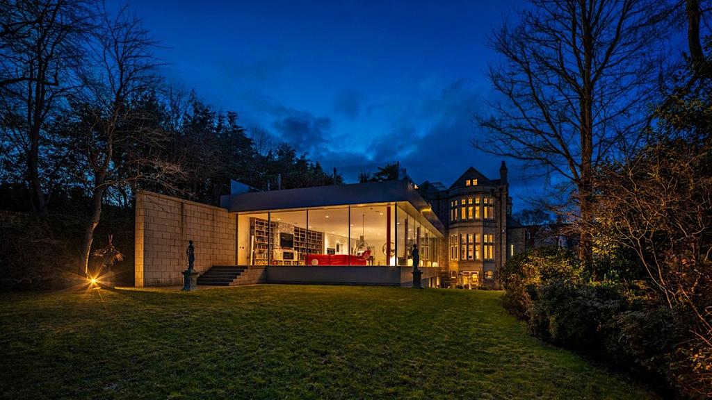 Night Rear Exterior