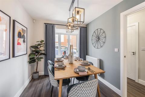 4 bedroom end of terrace house for sale, 6 Limestone Road, Chichester