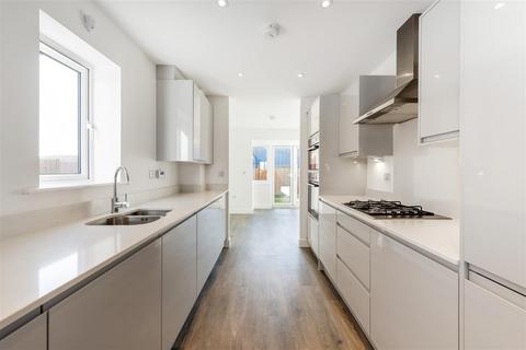 4 bedroom semi-detached house for sale, 11 Limestone Road, Chichester