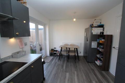 3 bedroom detached house to rent, Mersey Avenue, Partington, Manchester