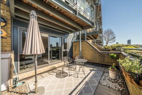 2 bedroom flat for sale, Wapping High Street, London E1W