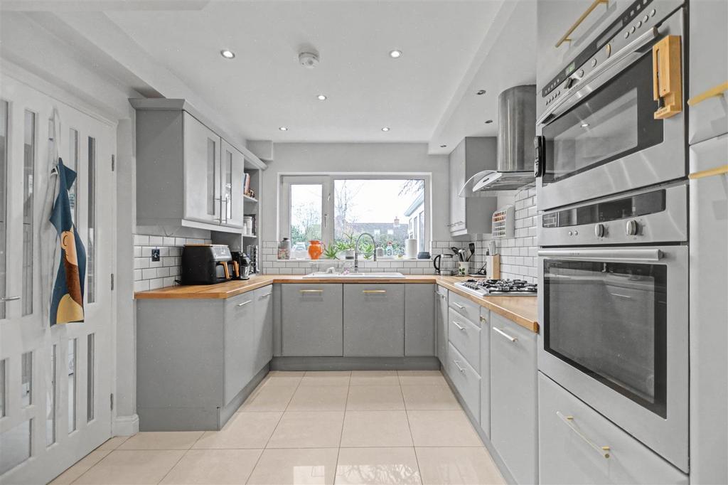 Kitchen 1.jpeg