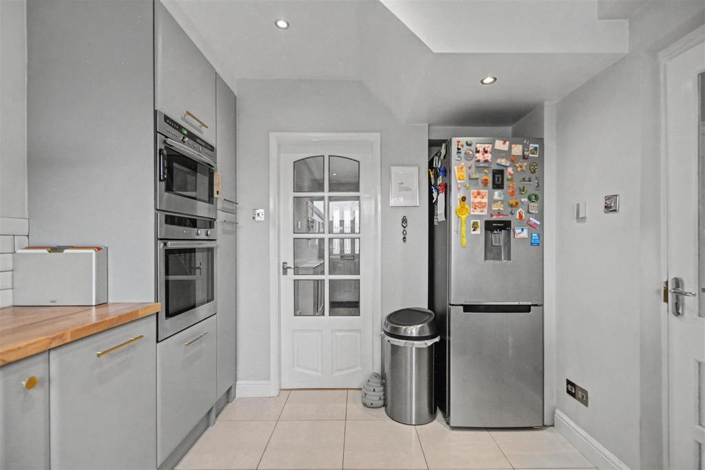 Kitchen 2.jpeg