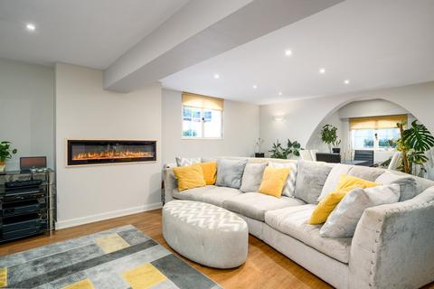 2 bedroom apartment for sale, Woburn Hill, Addlestone, KT15