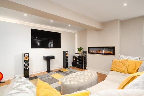 2 bedroom apartment for sale, Woburn Hill, Addlestone, KT15