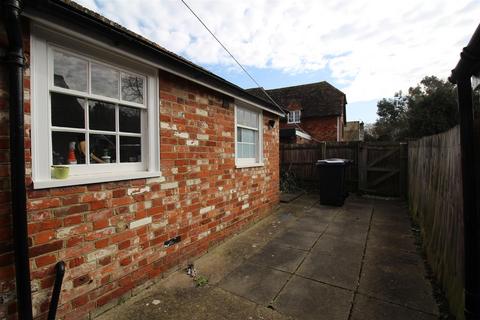 4 bedroom terraced house to rent, Castle Street, Canterbury, CT1