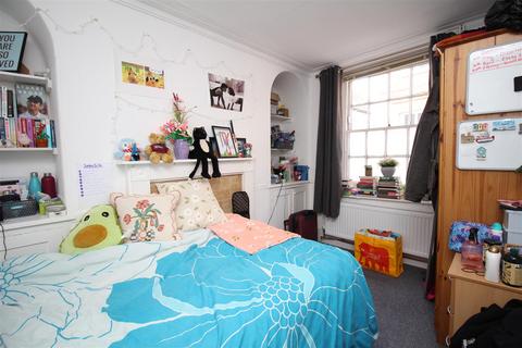 4 bedroom terraced house to rent, Castle Street, Canterbury, CT1