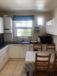 2 bedroom apartment to rent, High Road, London, N12