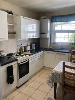 2 bedroom apartment to rent, High Road, London, N12