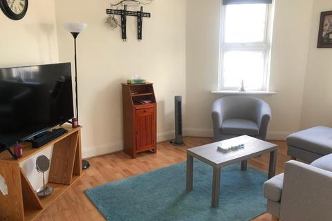 2 bedroom apartment to rent, High Road, London, N12