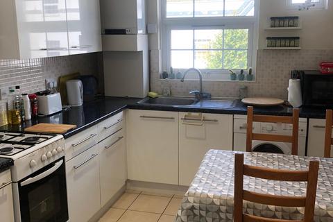 2 bedroom apartment to rent, High Road, London, N12