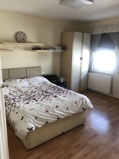 2 bedroom apartment to rent, High Road, London, N12