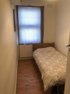 2 bedroom apartment to rent, High Road, London, N12