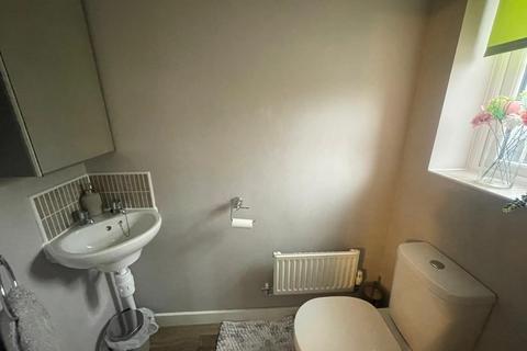 3 bedroom end of terrace house to rent, Lovesey Avenue, Nottingham, NG15
