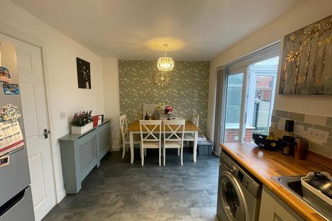 3 bedroom end of terrace house to rent, Lovesey Avenue, Nottingham, NG15