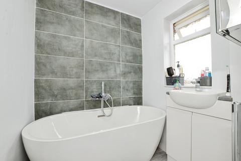 3 bedroom end of terrace house for sale, Cotswold Avenue, Bushey