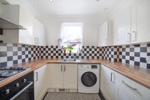 2 bedroom flat to rent, Hardwicke Road, London, N13