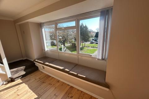 2 bedroom flat to rent, Fairby Road
