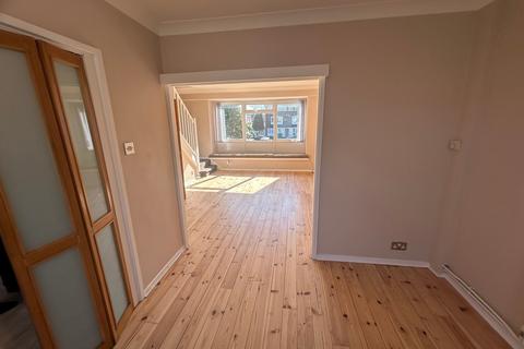 2 bedroom flat to rent, Fairby Road