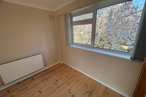 2 bedroom flat to rent, Fairby Road