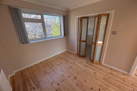 2 bedroom flat to rent, Fairby Road