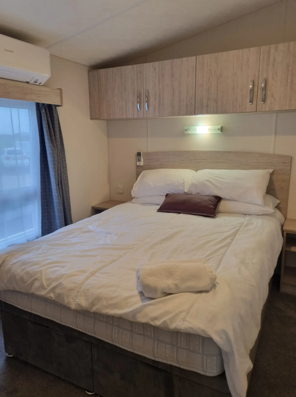 Sunrise Lodge Deluxe Interior Main Bedroom At Orch