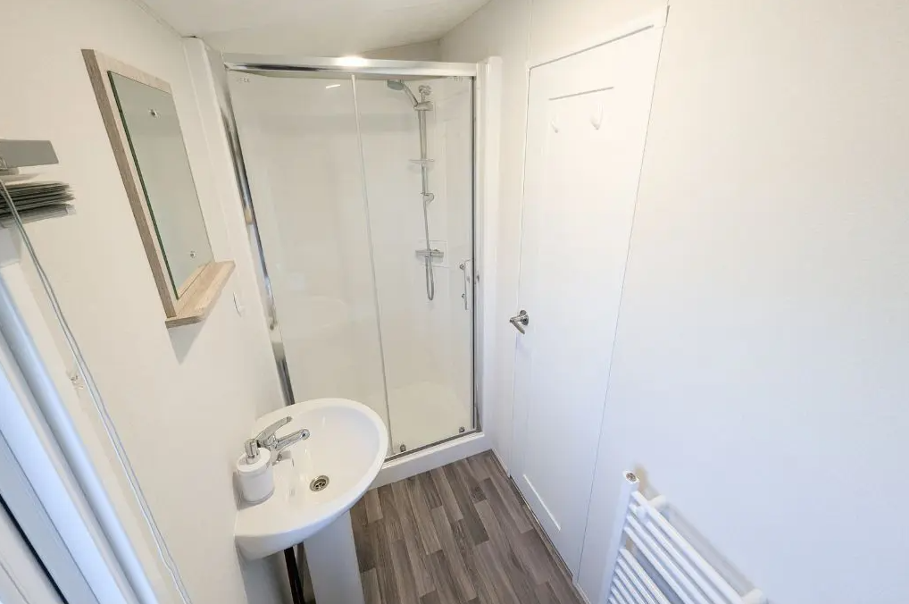 Sunrise Lodge Deluxe Interior Bathroom At Orchard