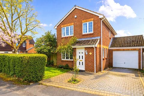 4 bedroom detached house for sale, Larch Way, Hampshire GU14