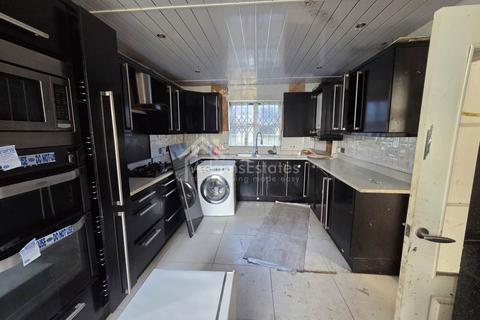 5 bedroom semi-detached house for sale, Staincliffe Road, Dewsbury
