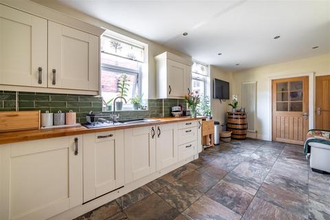 4 bedroom terraced house to rent, Laburnum Avenue, Wallsend