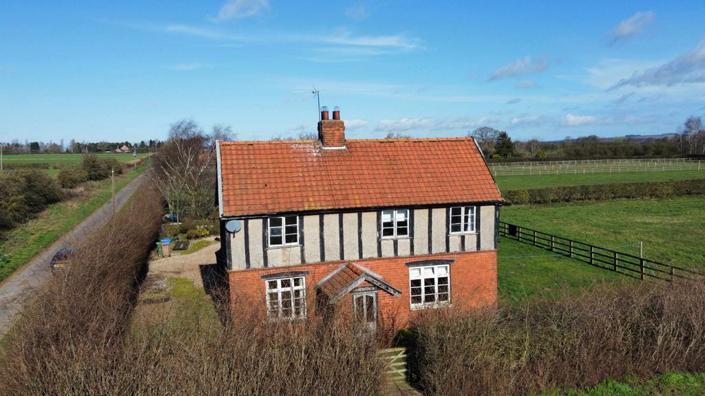 Two bedroom detached house - For sale by auction