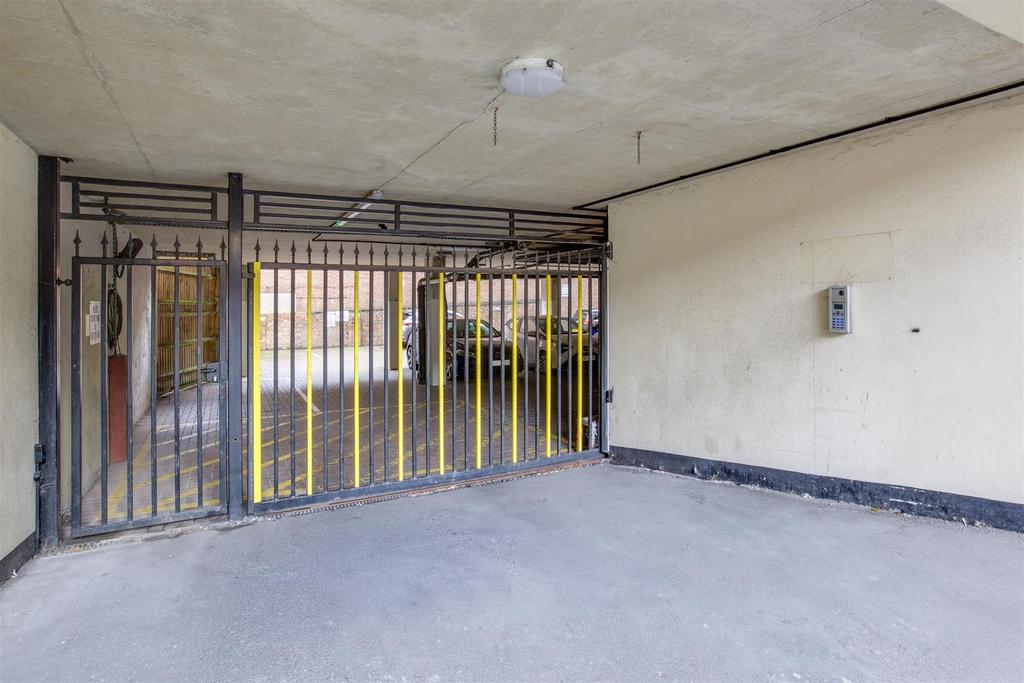 16 Bankside, Corporation Street, HP13 6 TA-13.jpg