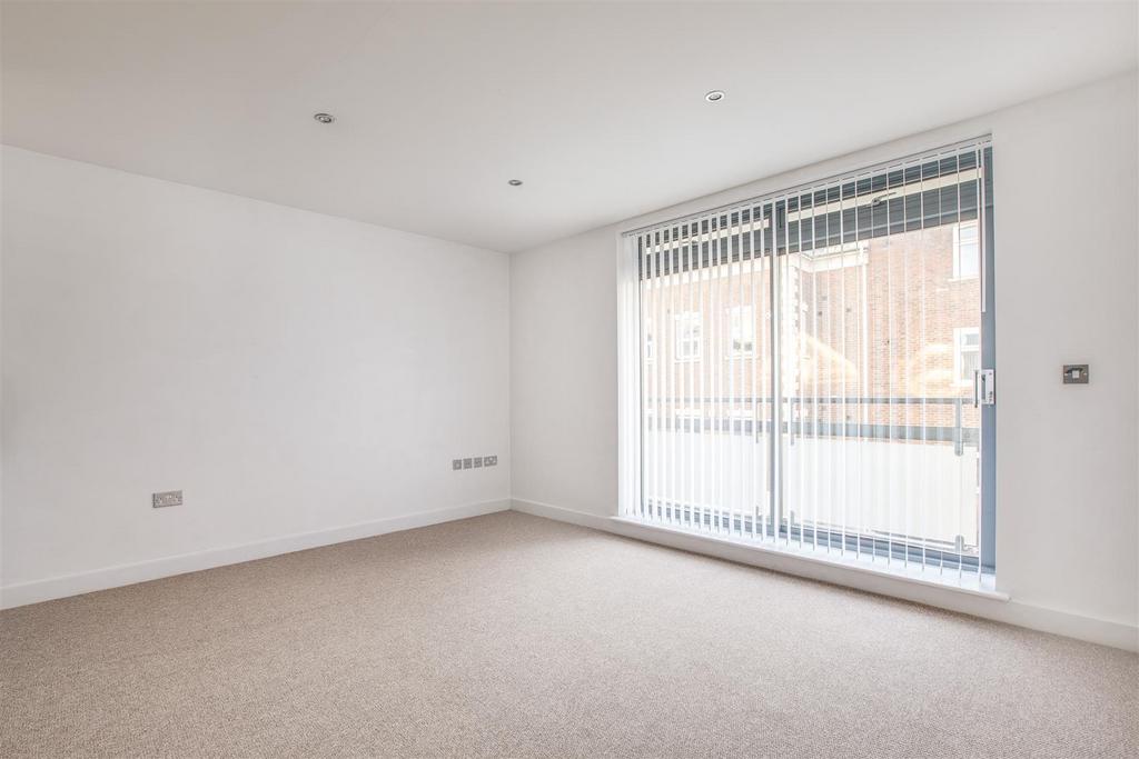 16 Bankside, Corporation Street, HP13 6 TA-3.jpg